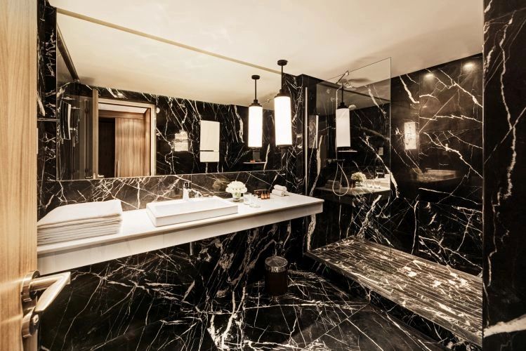 07_Classic_Room_bathroom.jpg