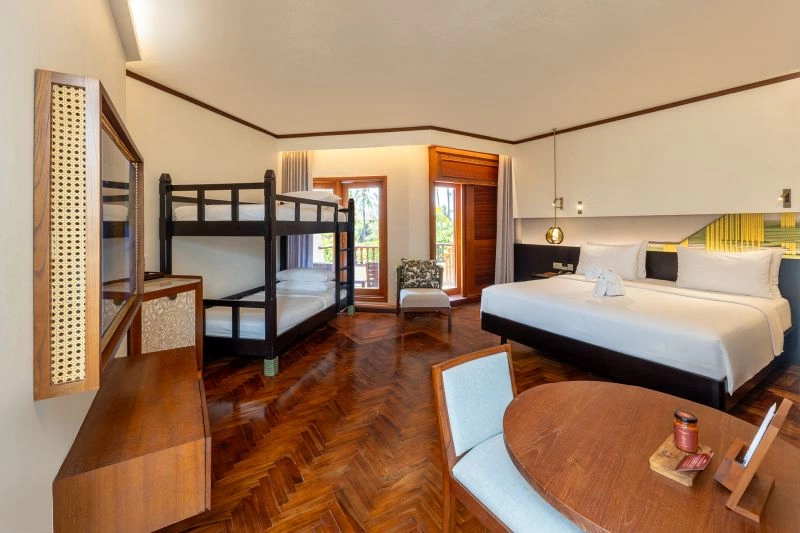 family_1_king_bed_and_1_bunk_beds.jpg
