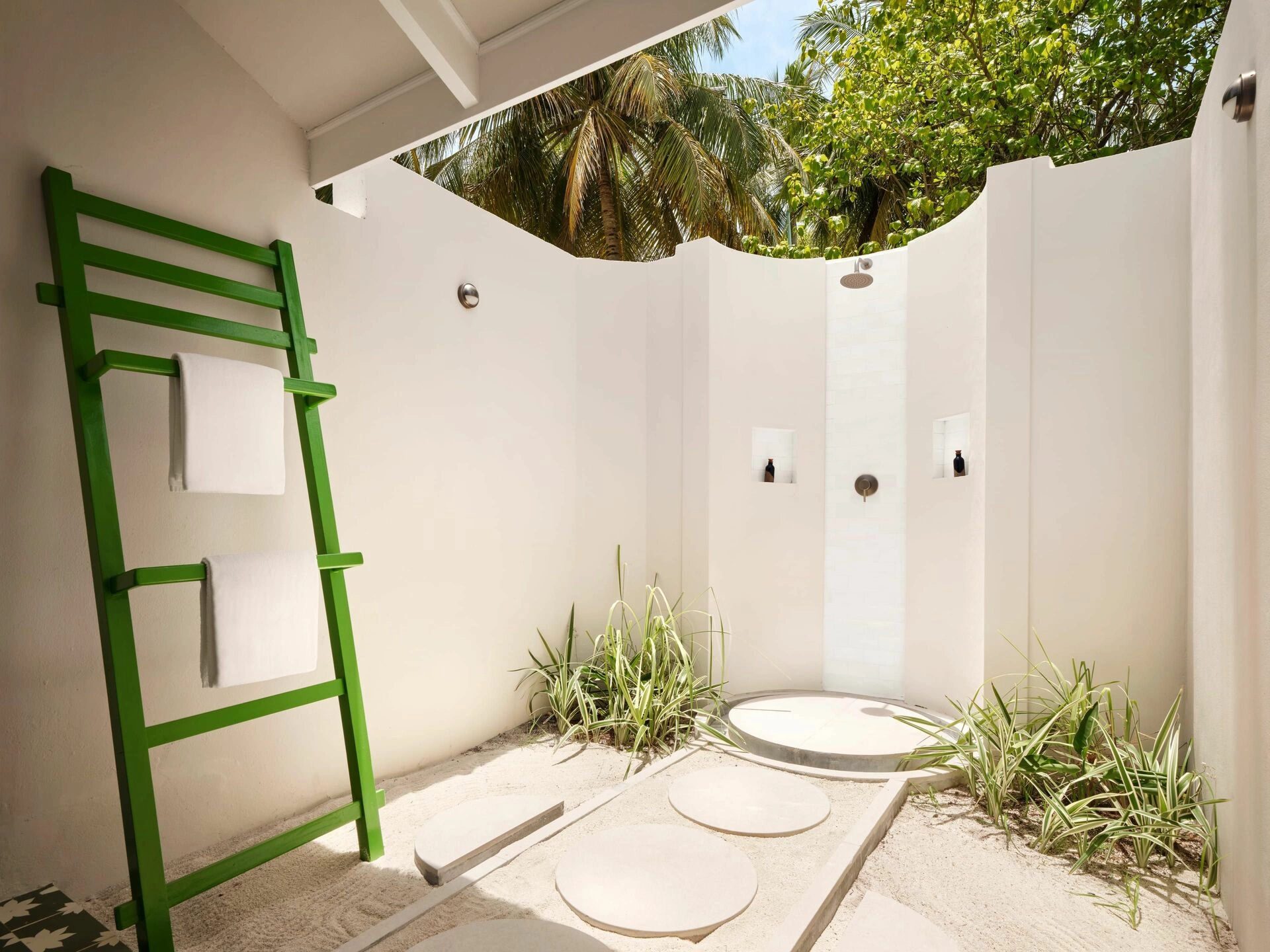 Villa_Park_-_Lagoon_Beach_Villa_-_Outdoor_Shower_-_4K.jpg