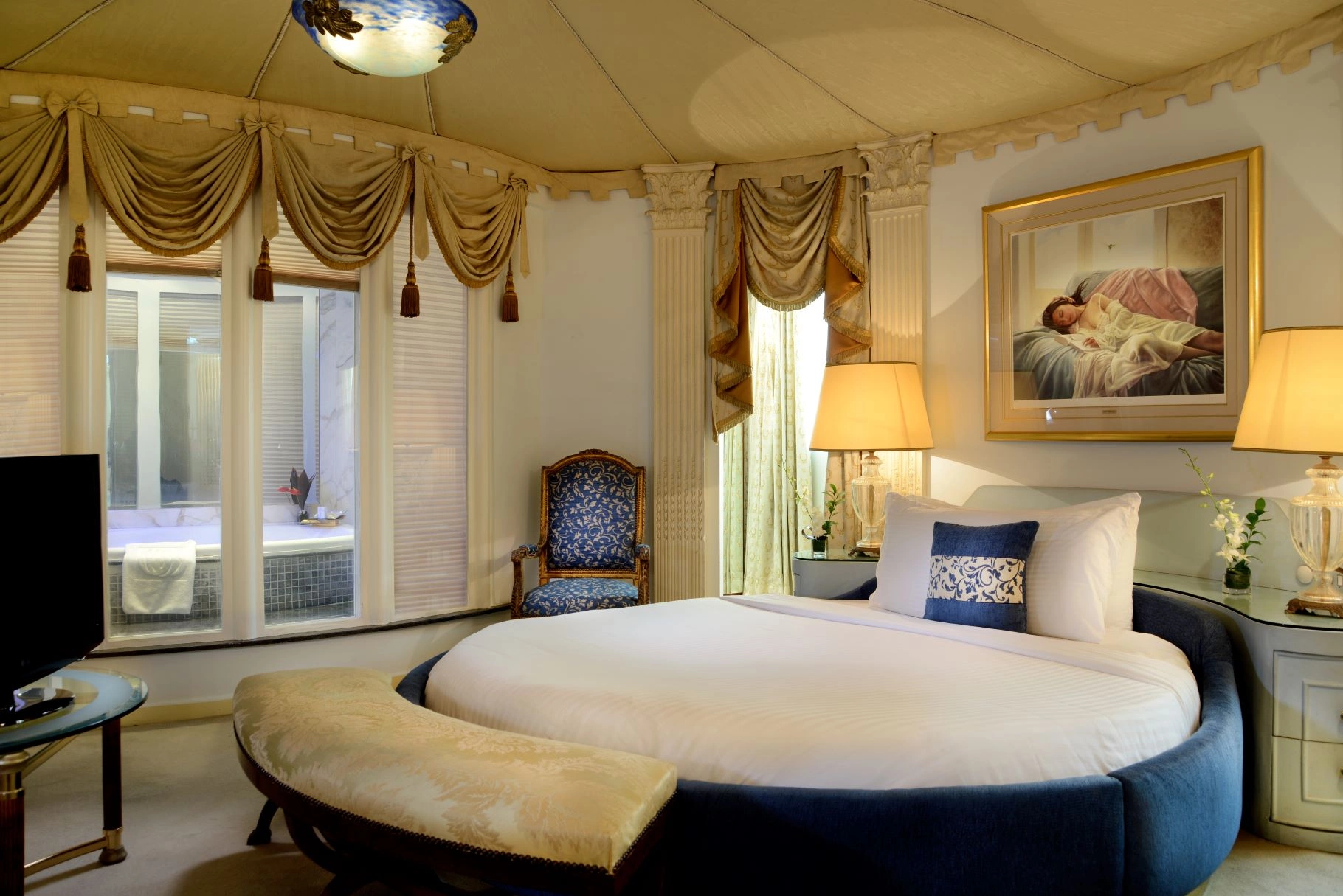 05_royal_suite_900-bedroom.jpg