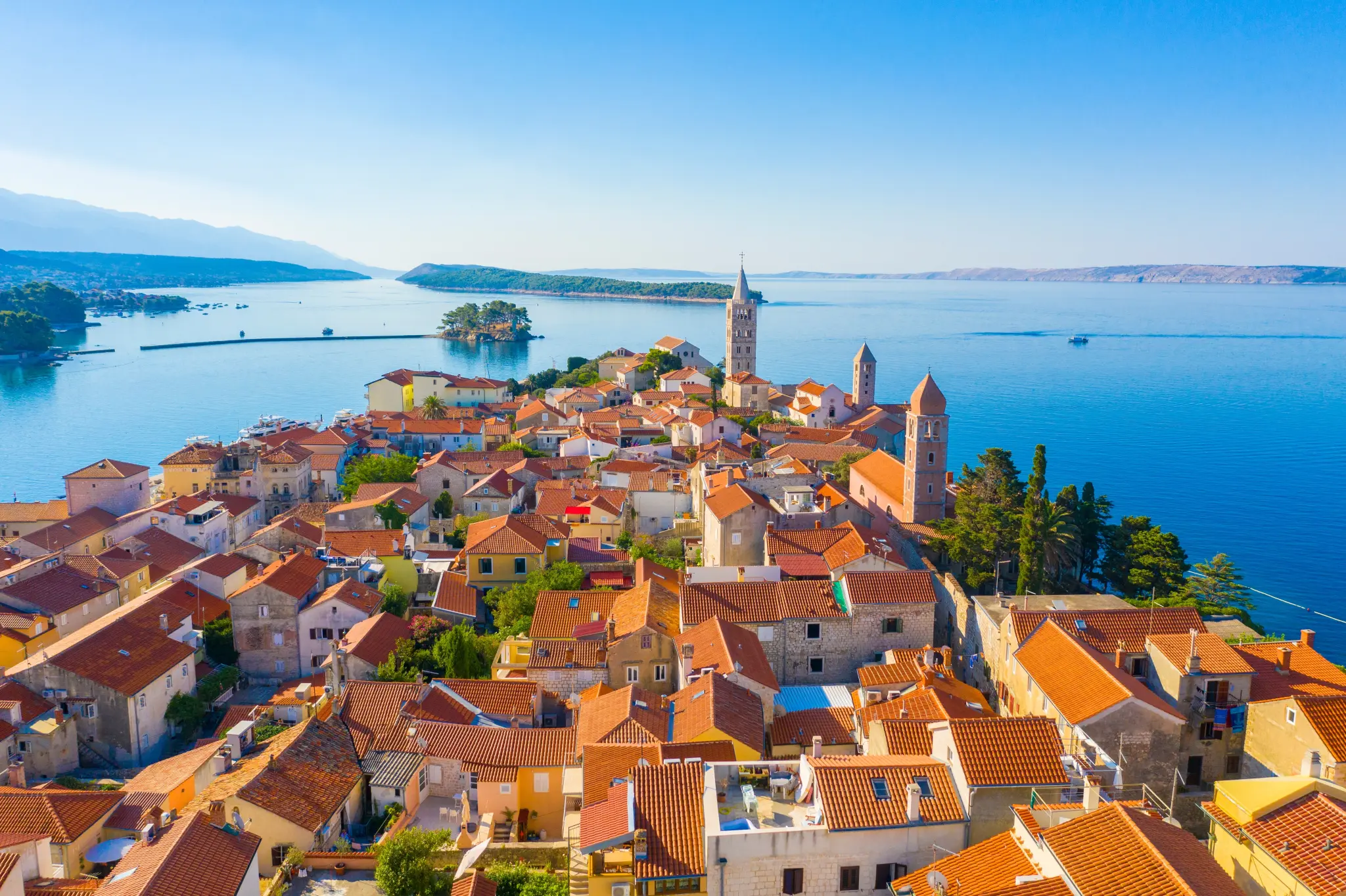 Rab, Croatie, vue panoramique sur la ville historique avec tours..jpg
