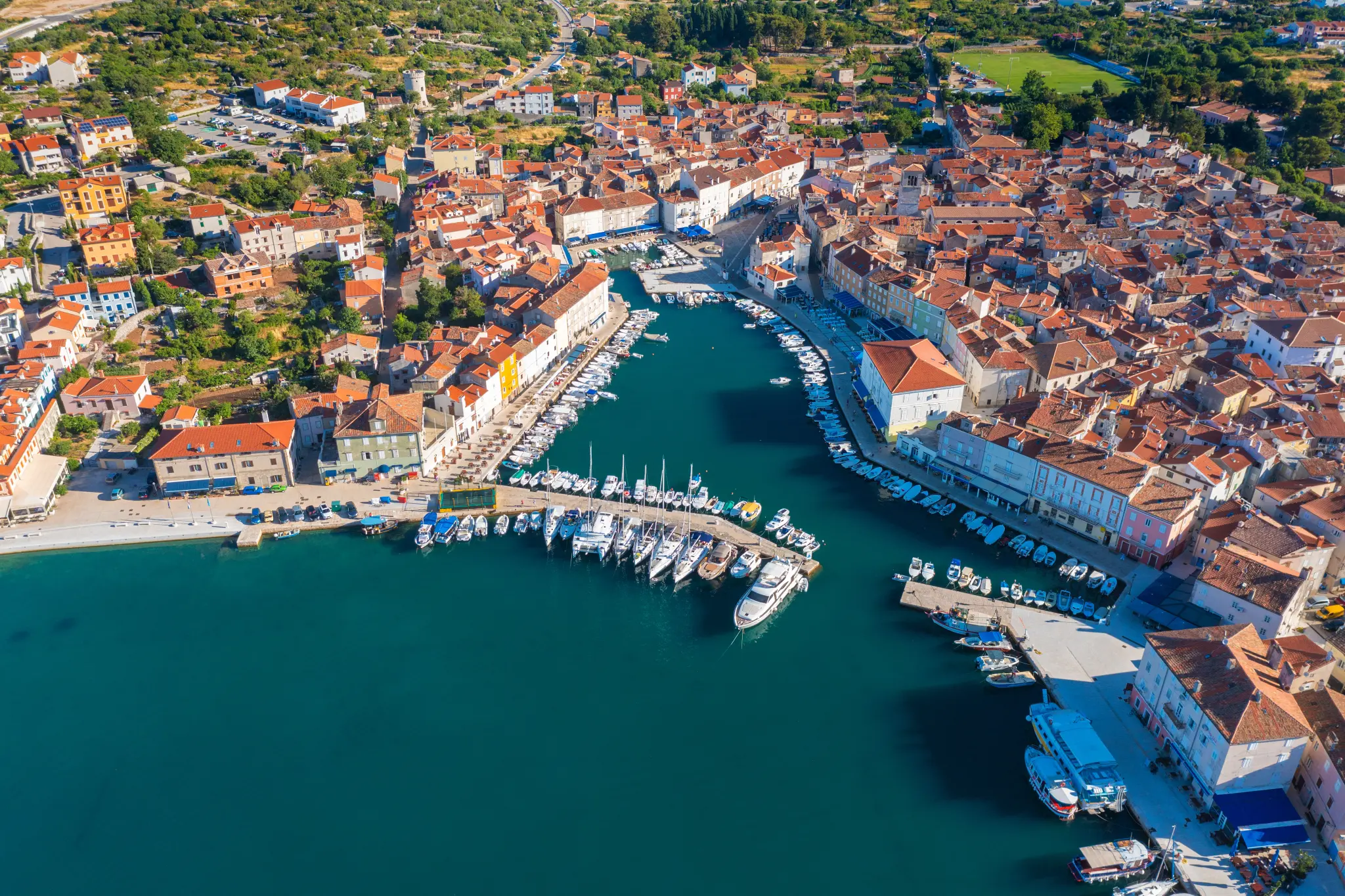 Cres (Vue aérienne), ville de l'île de Cres, mer Adriatique en Croatie.jpg
