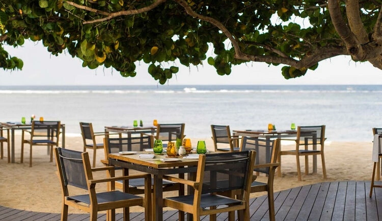 07_Chess_beachfront_bar.jpeg
