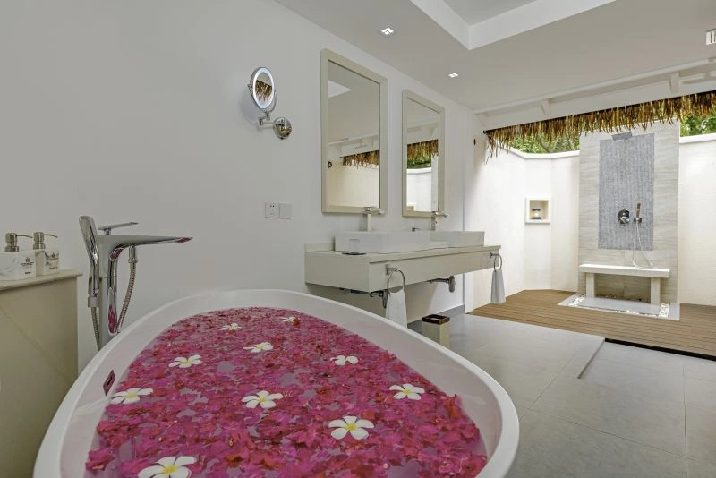 Sunset_Beach_Pool_Villa_Bathroom.jpg