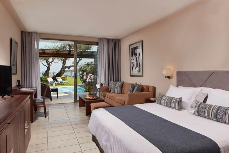 16_juniorsuitebungalowseafrontwithp.jpg