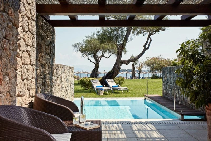 17_juniorsuitebungalowseafrontwithpool.jpg