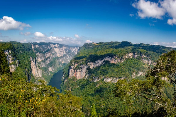 vue_599226_pgbighd.jpg