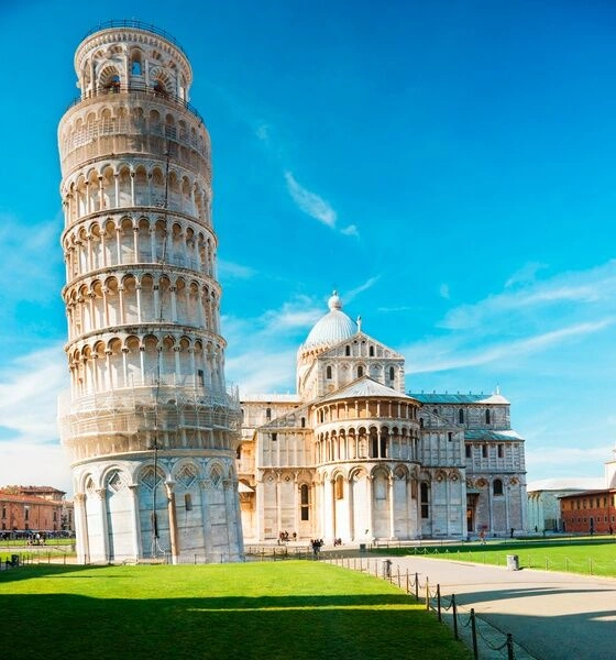 Toscana_Pisa_PiazzaDeiMiracoli_shutterstock_23504452_(560x600).jpg