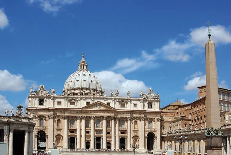 Lazio_Roma_BasilicaDiSanPietro_shutterstock_15755956_(750x506).jpg