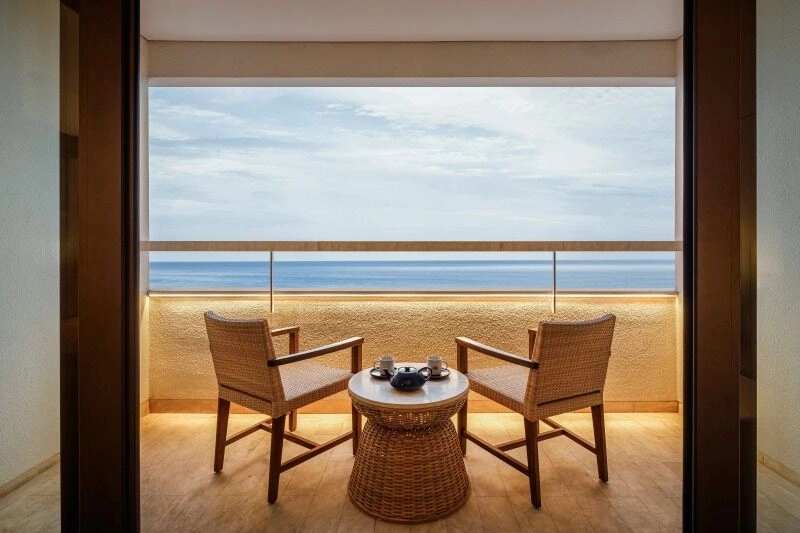 Deluxe_Room_-_King_-_Bali_Beach_Hotel_-_Terrace.jpg