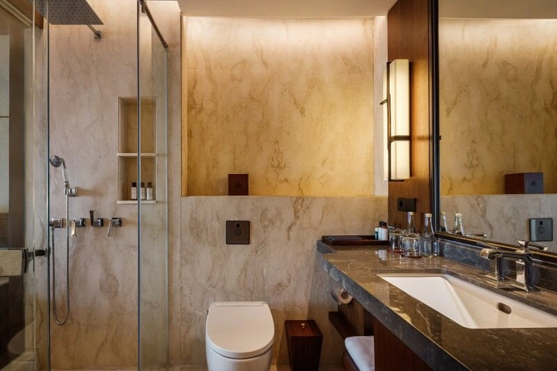 Deluxe_Room_-_King_-_Bali_Beach_Hotel_-_Bathroom.jpg