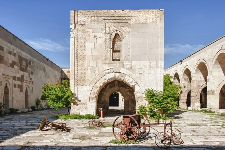 Sultanhani_caravanserai_shutterstock_2343198823.jpg