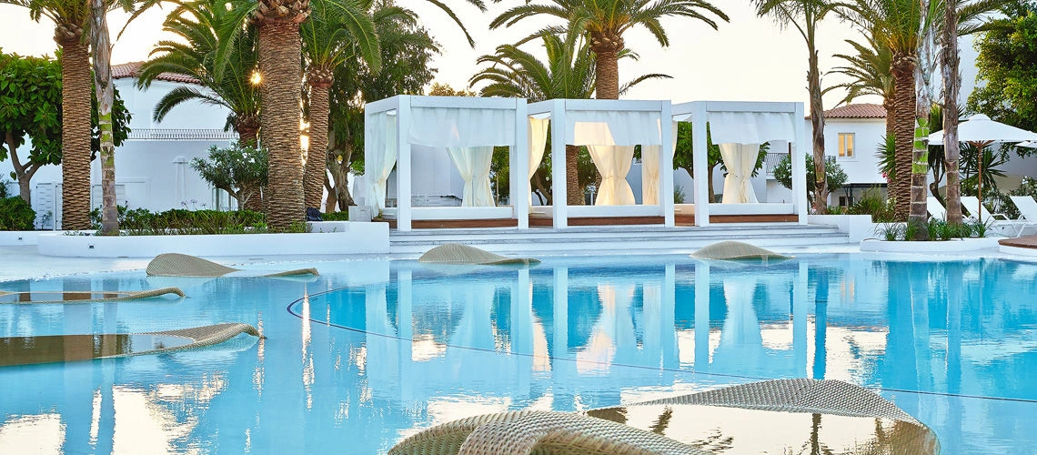 12_Exotic_garden_pool.jpg