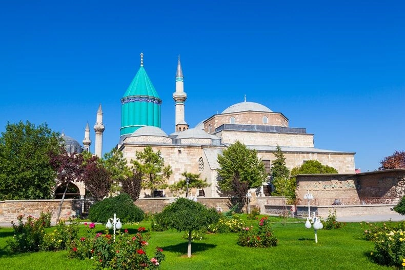 Mevlana_museum_mosque_in_Konya_shutterstock_581928763.jpg