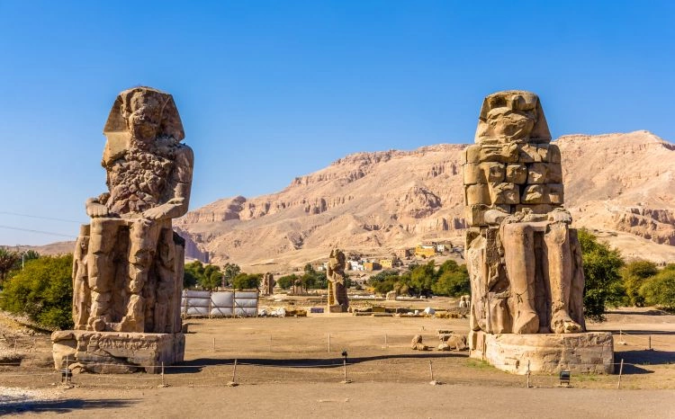 02_Colosses_de_Memnon.jpg
