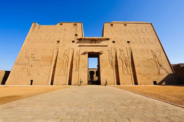 09_Horus_temple_in_Edfu.jpg