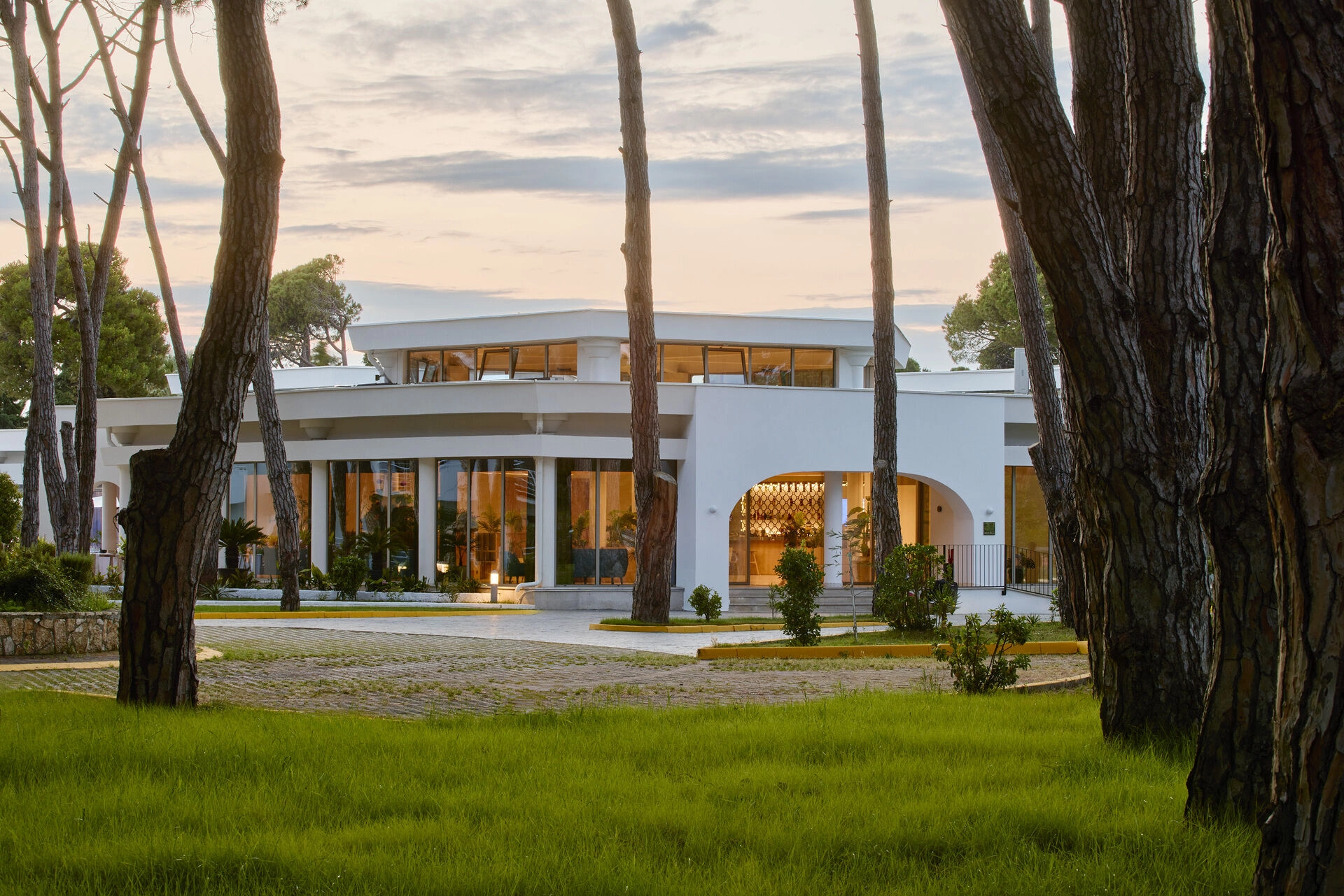 007SolTropikalDurres-Building.jpg