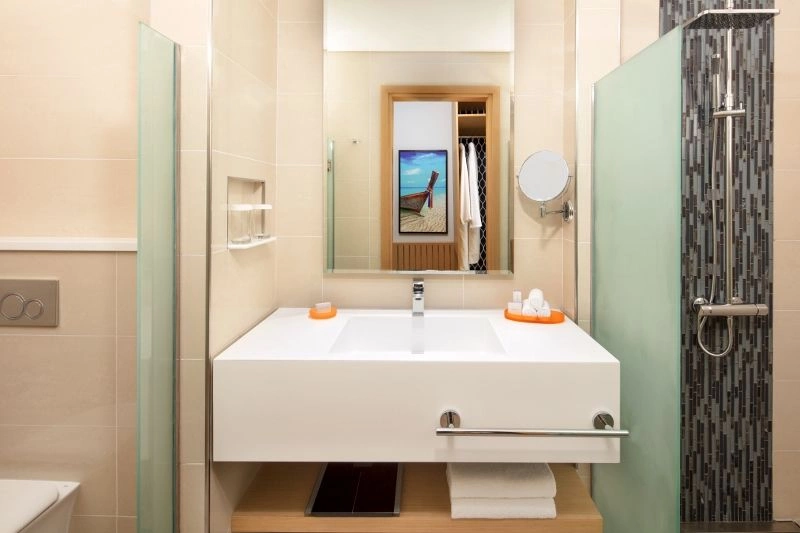 01-cdd-superior-room-king-bathroom_(800x533).jpg