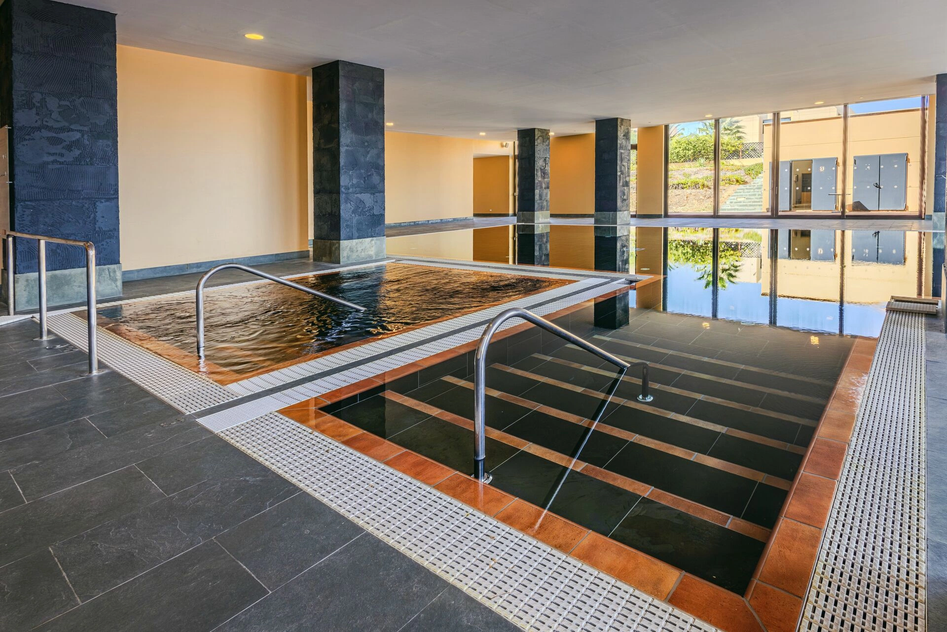 Piscinainterior2_copy.jpg