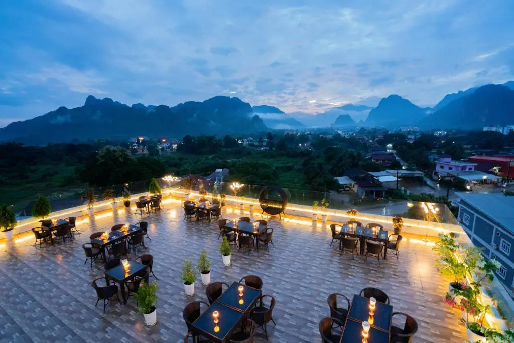 le rooftop de S2 Vang Vieng.jpg