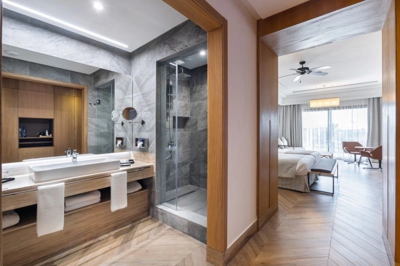 XTG_19_070_-_Double_room_and_Double_room_lateral_sea_view_(800x533).jpg