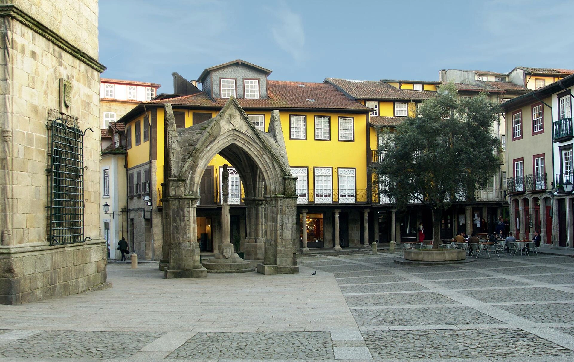 Guimaraes_Largo_da_Oliveira_8453272796_Credit_AT_Porto_and_the_North.jpg