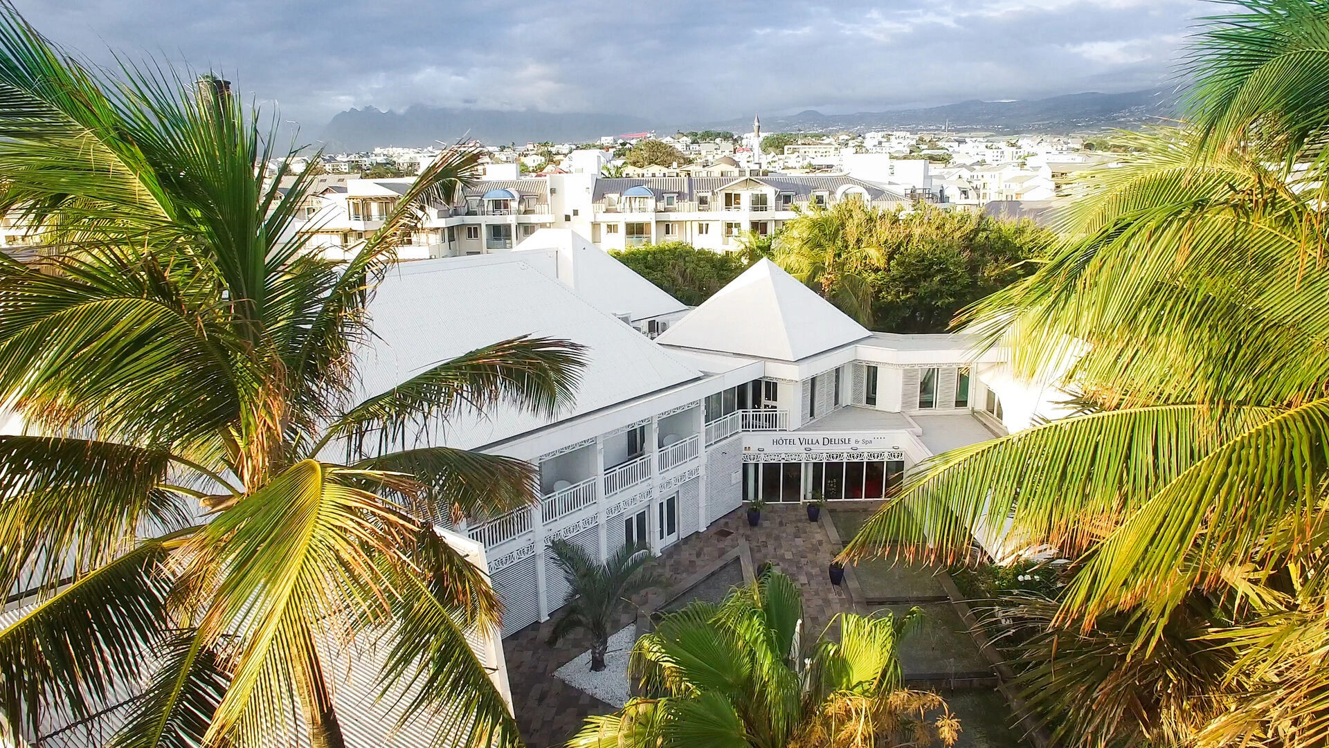ENTREE_AERIEN_HOTEL_VILLA_DELISLE.jpg