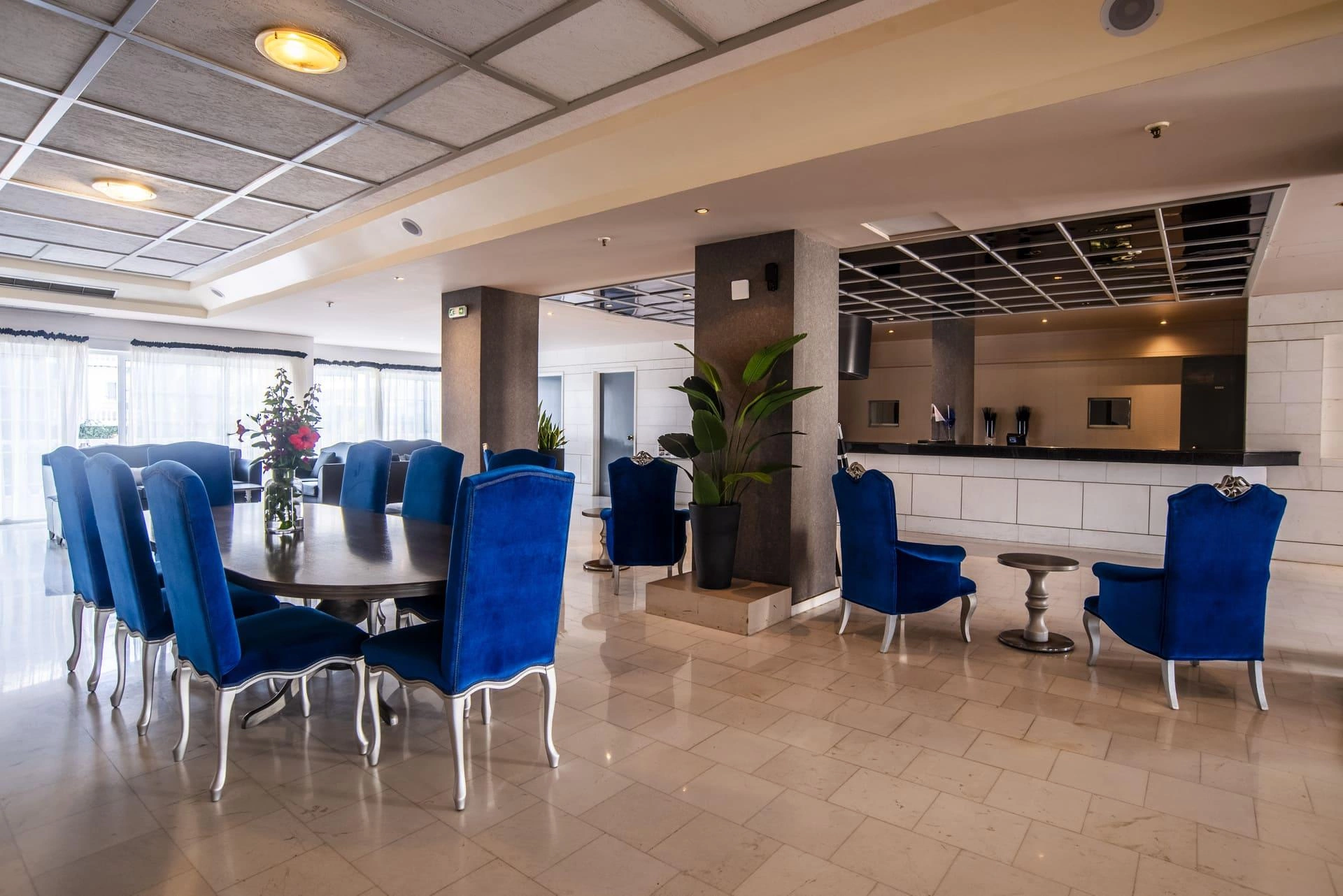 palace_facilities_lobby_area.jpg