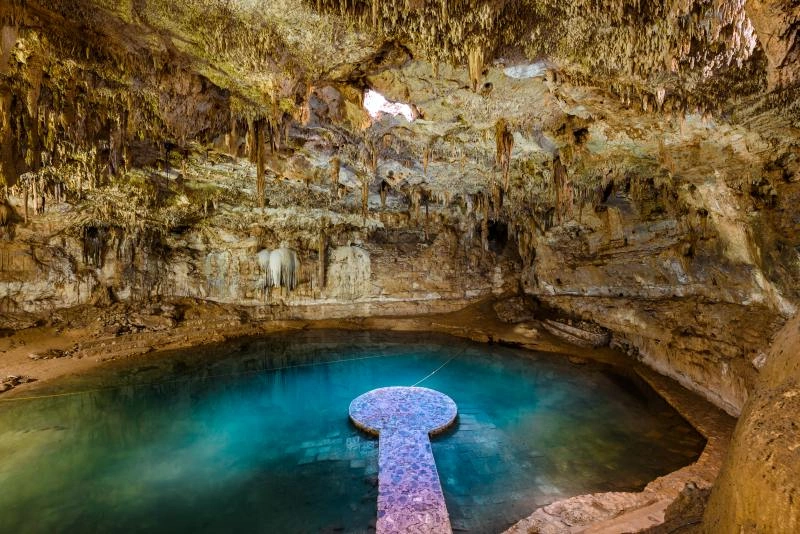 cenote_suytun_valladolid_AdobeStock_147349389.jpg