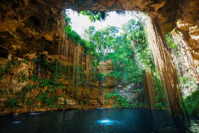 Cenote_Chichen_Itza_AdobeStock_141681587.jpg