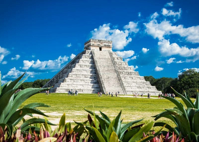 Chichen-Itza_AdobeStock_99294277.jpg