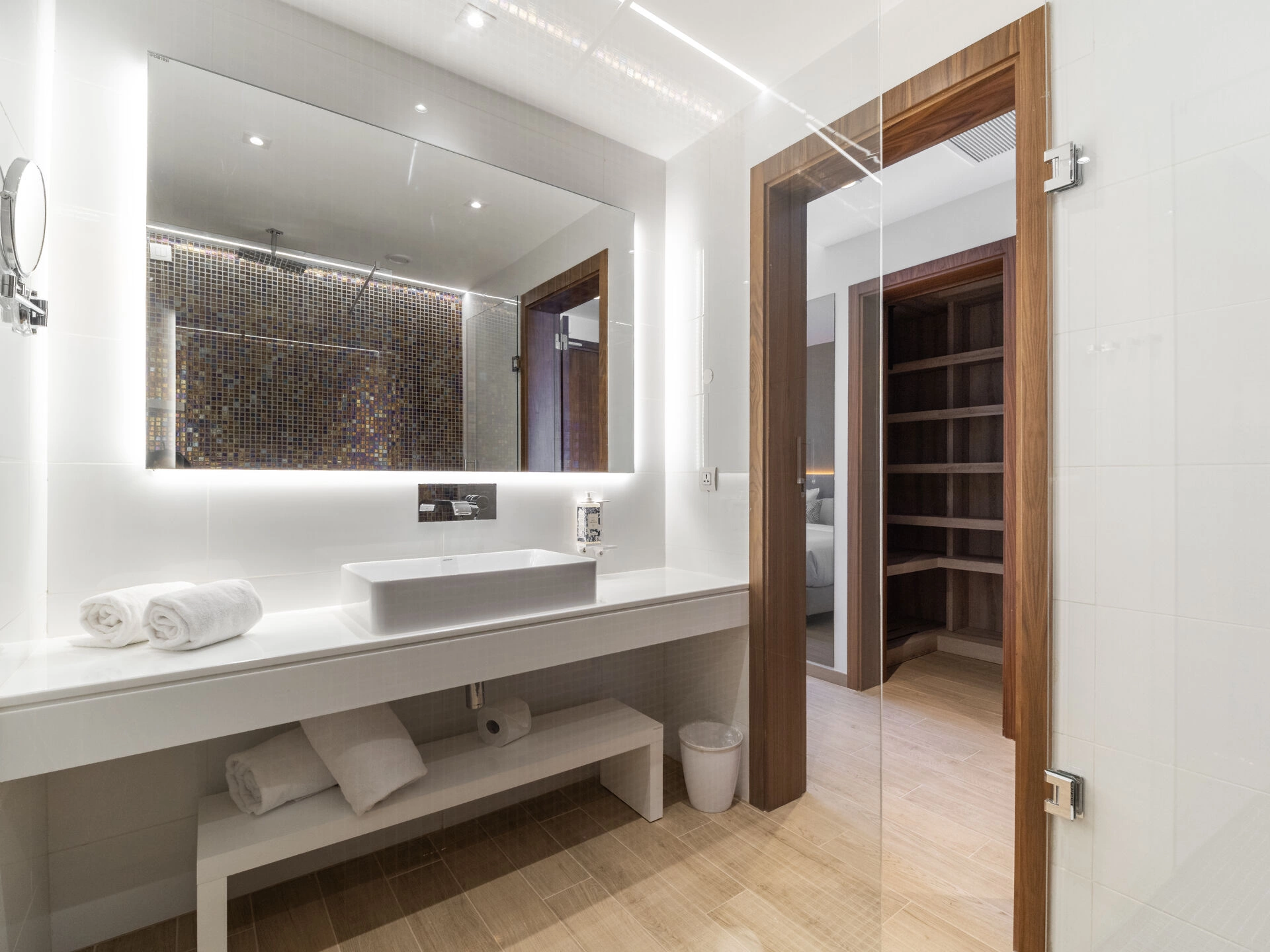 Deluxe_Bathroom_1.jpg