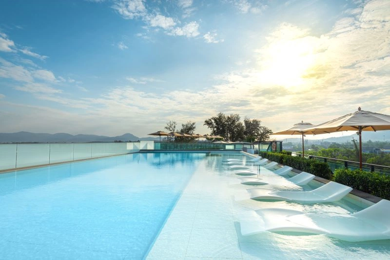 Rooftop_Pool_4.jpg