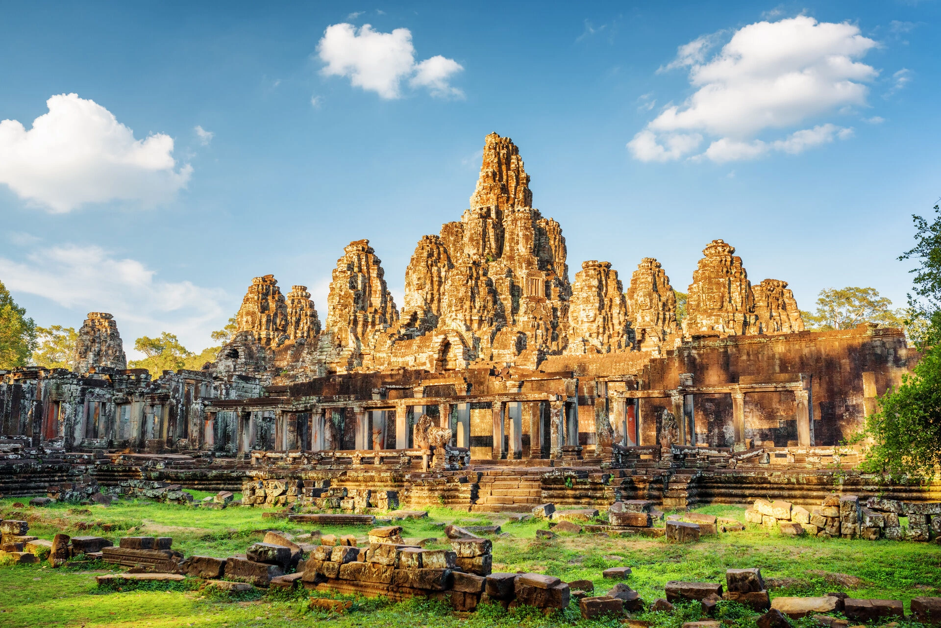 Bayon_temple_in_Angkor_Thom_88947316.jpeg