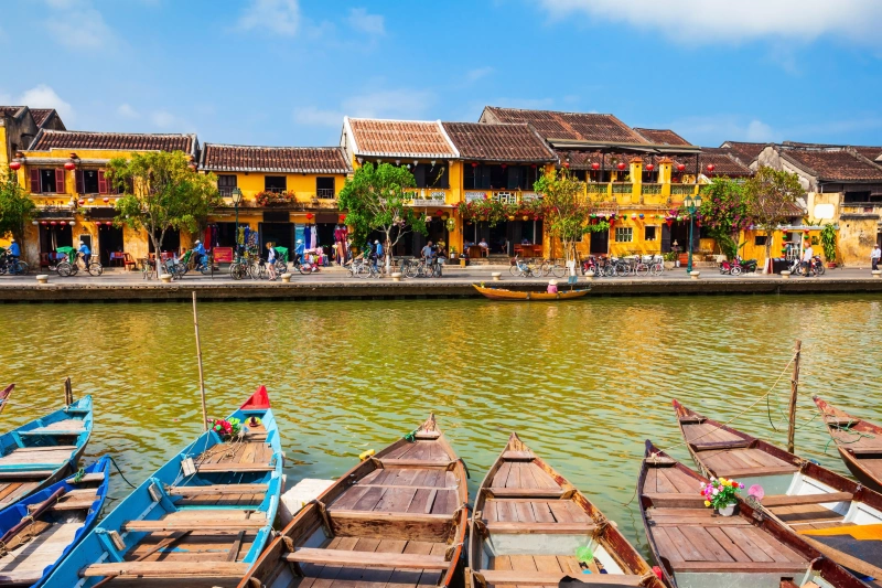 Hoi_An_-_Ancient_Town_River_Bank.png
