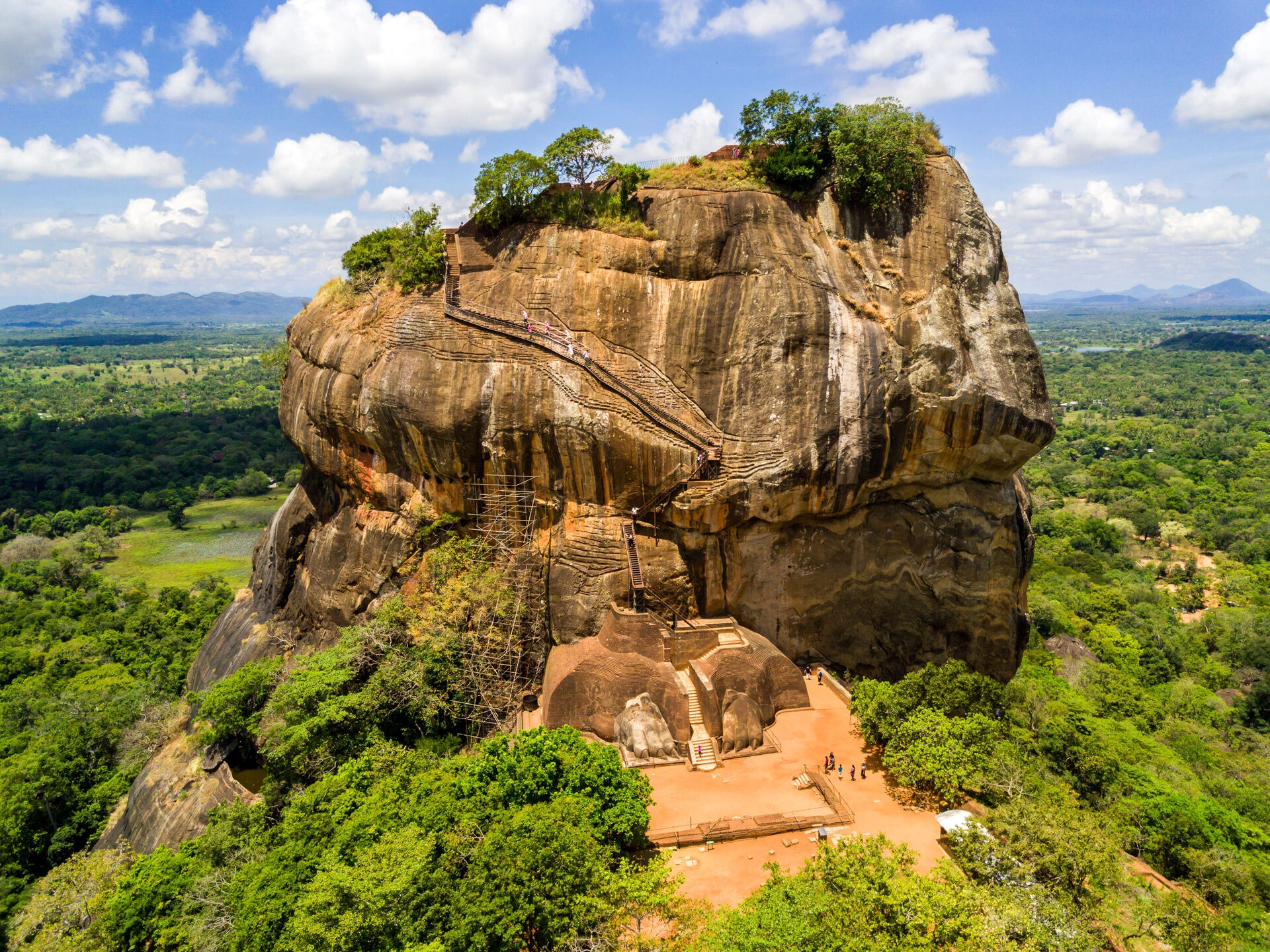 Sigiriya_Roche_du_Lion_AdobeStock_252485989.jpeg