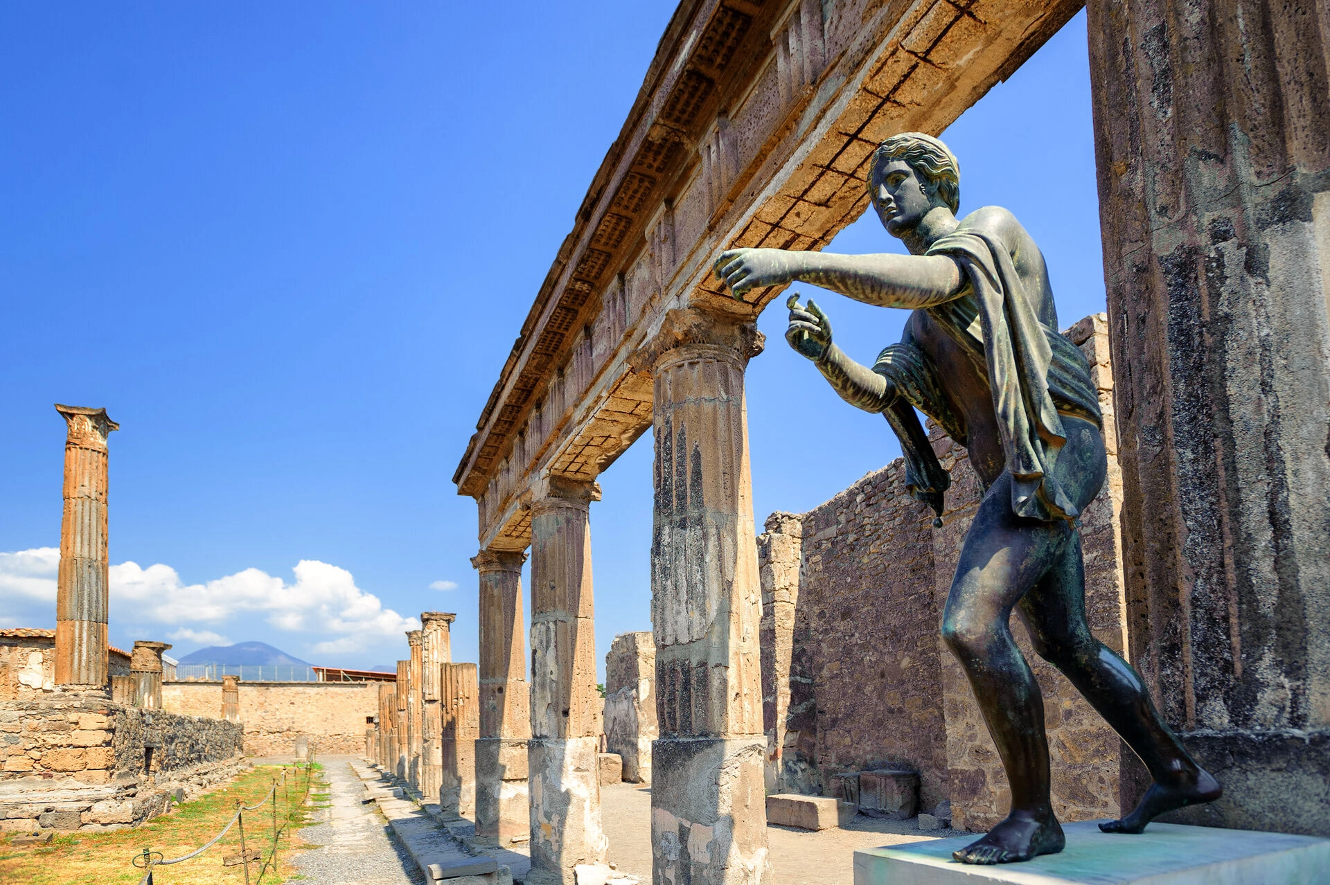 Ruins_of_Apollo_Temple_Pompeii.jpeg