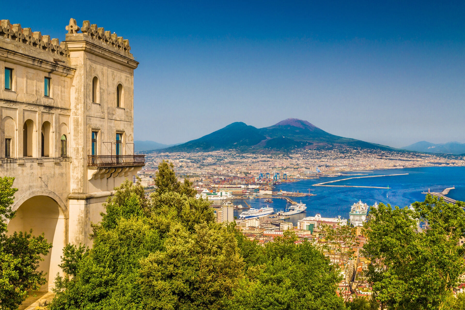 Naples_AdobeStock_73567581.jpeg