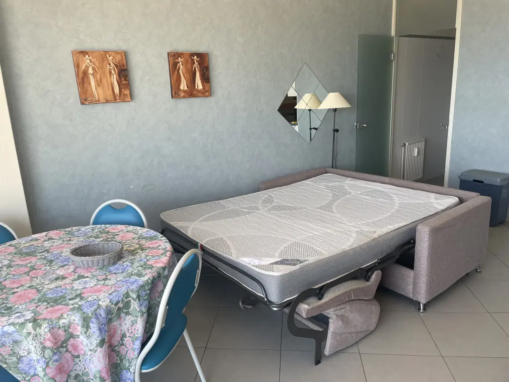 Studio vue mer avec piscine, sauna, salle de jeux et fitness
