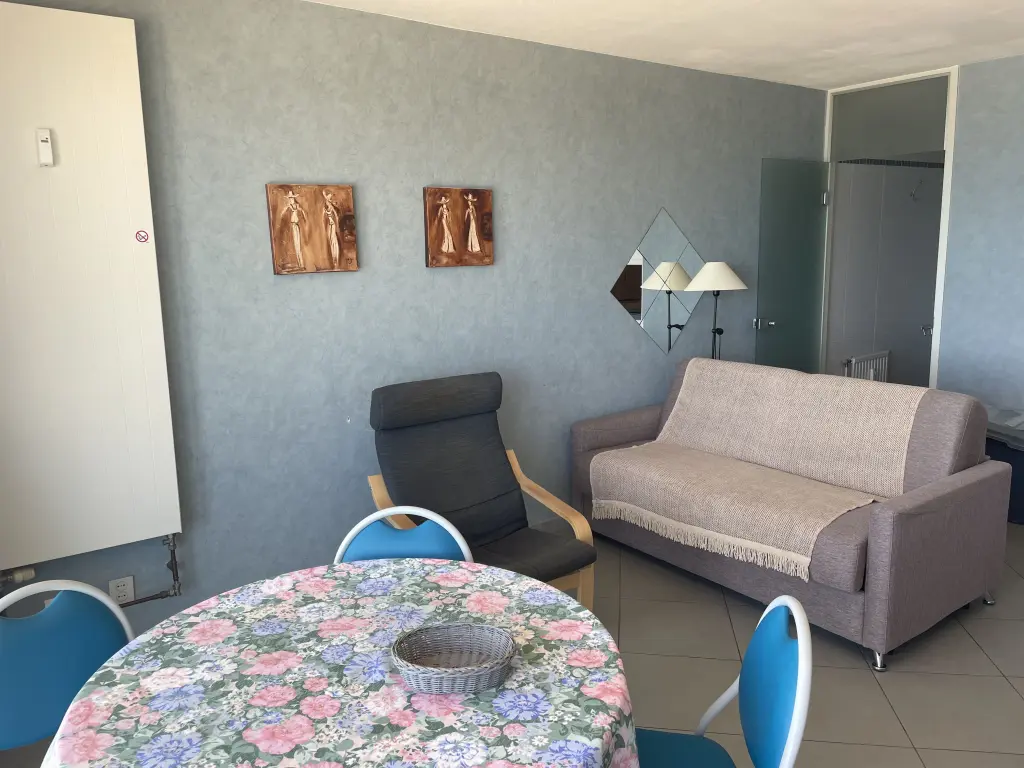 Studio vue mer avec piscine, sauna, salle de jeux et fitness
