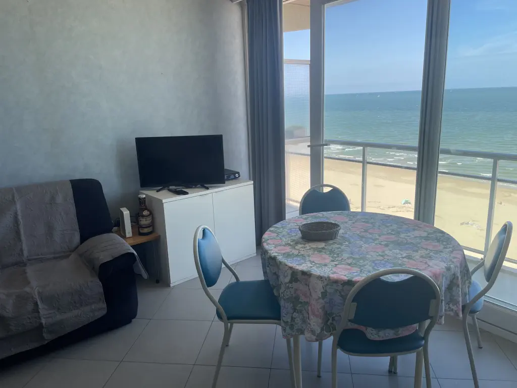Studio vue mer avec piscine, sauna, salle de jeux et fitness