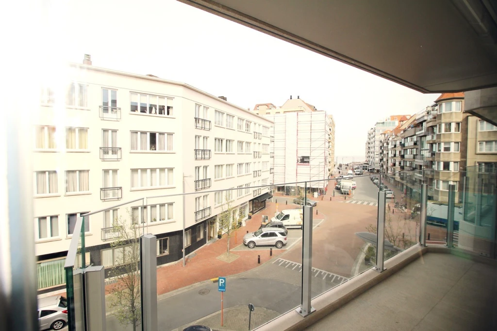 Knokke 1. Superbe appartement rénové, terrasse vue mer, parking