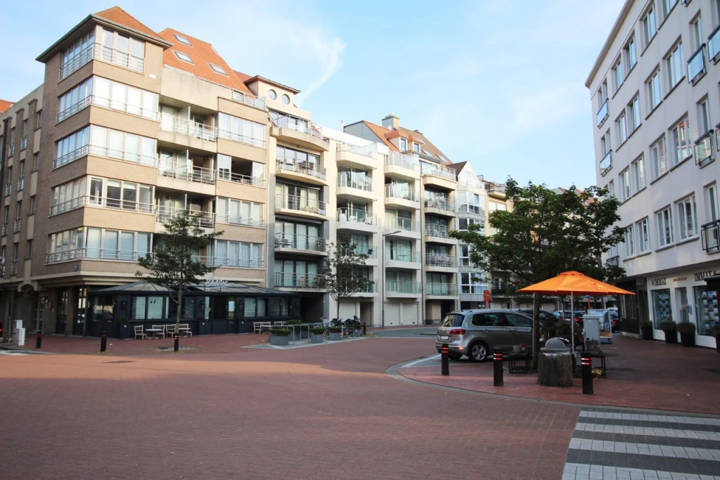 Knokke 2. Superbe appartement rénové, terrasse vue mer, parking