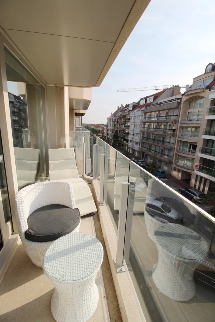 Knokke 2. Superbe appartement rénové, terrasse vue mer, parking