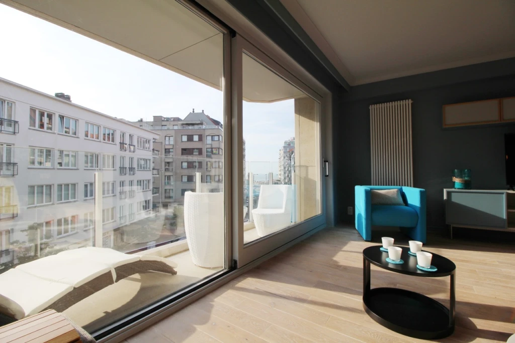 Knokke 2. Superbe appartement rénové, terrasse vue mer, parking