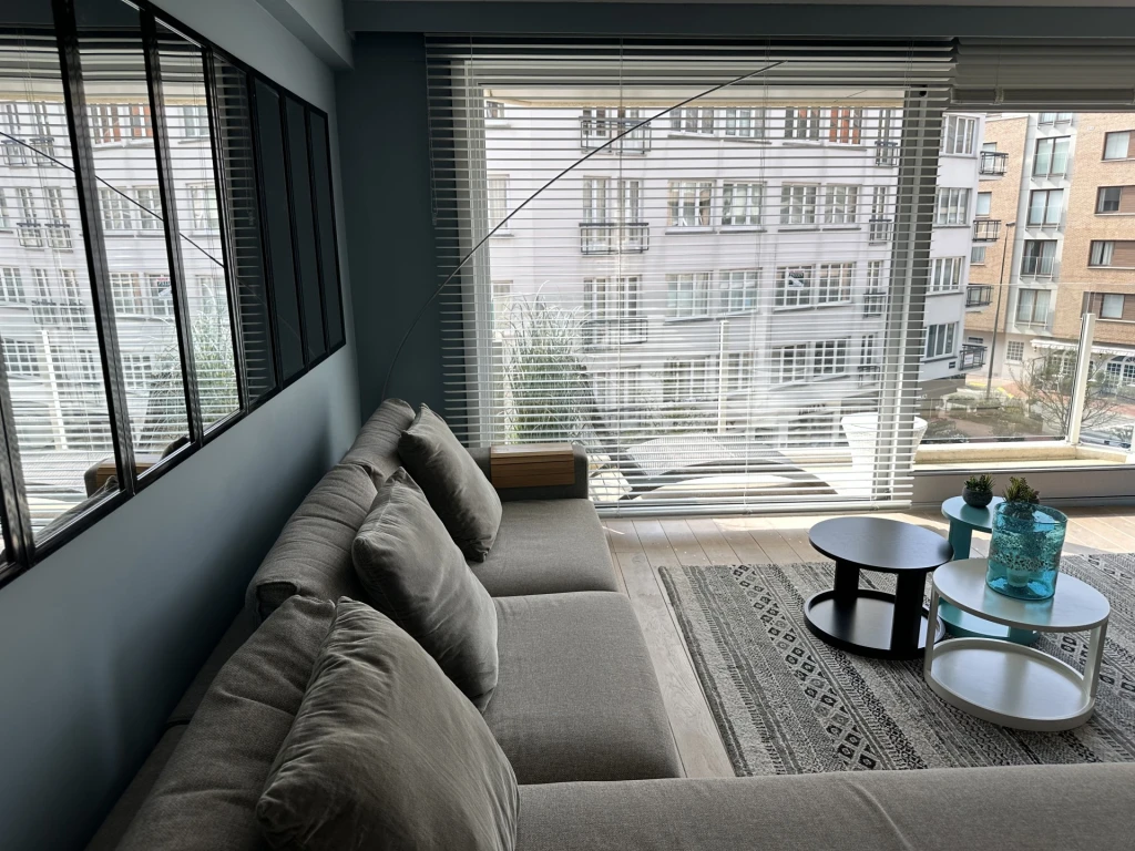 Knokke 2. Superbe appartement rénové, terrasse vue mer, parking