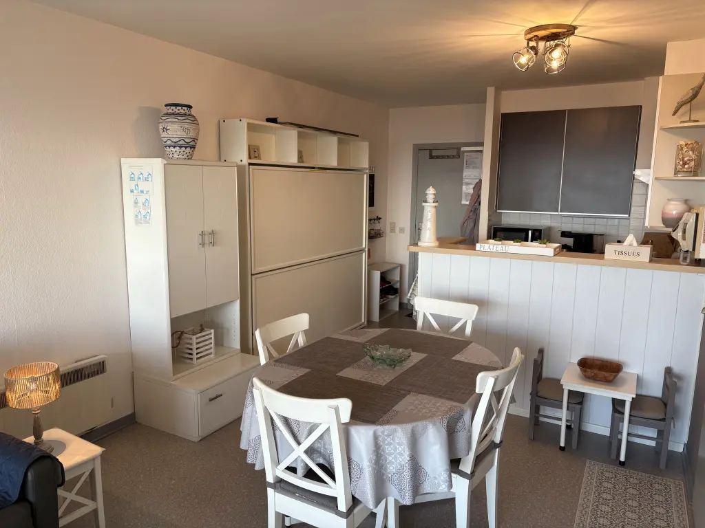 Studio avec vue frontale sur la mer et grande terrasse