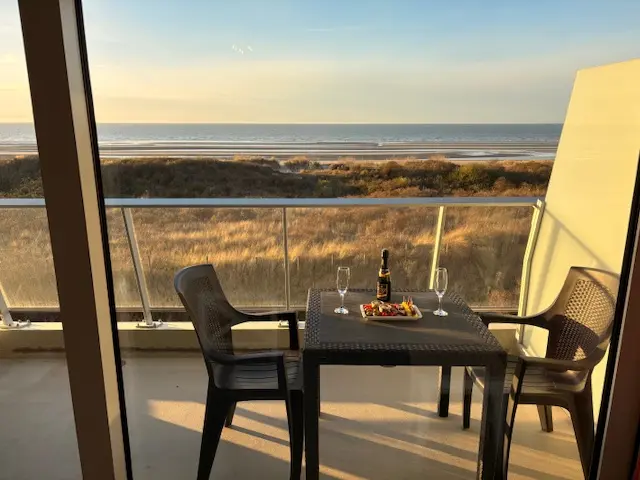 Studio avec vue frontale sur la mer et grande terrasse