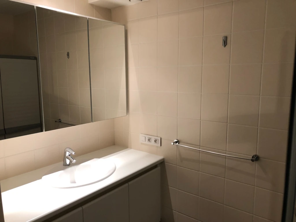 Bel et spacieux appartement (90m2) avec terrasse ensoleillée et vue sur la mer - idéalement situé