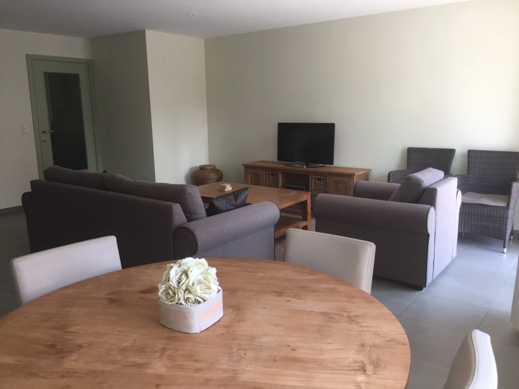 Bel et spacieux appartement (90m2) avec terrasse ensoleillée et vue sur la mer - idéalement situé